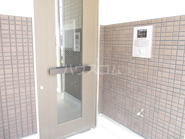 26/28 エントランス