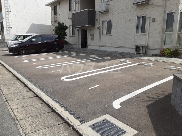 28/30 駐車場