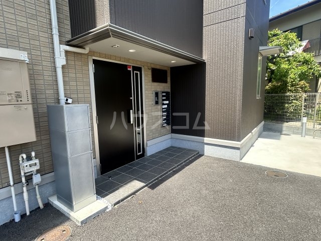 27/30 エントランス