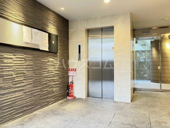 27/30 エントランス