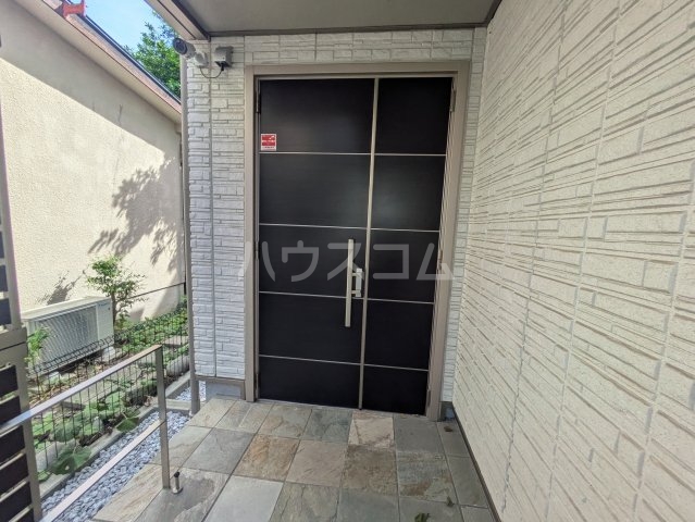 27/30 エントランス