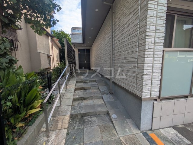 28/30 エントランス