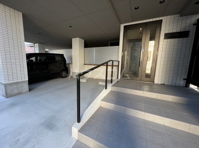 23/28 エントランス