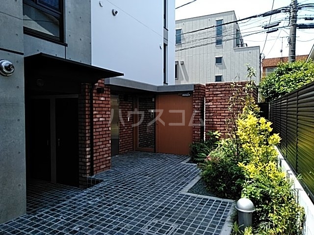 23/25 エントランス