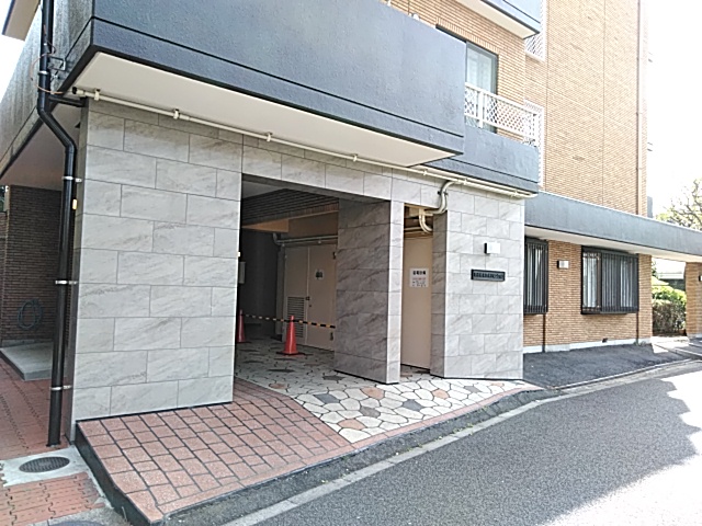 21/30 エントランス