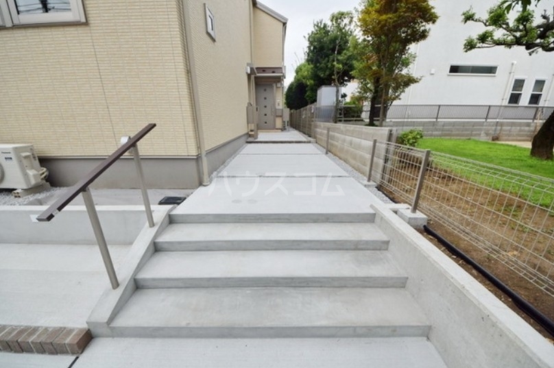 13/18 エントランス