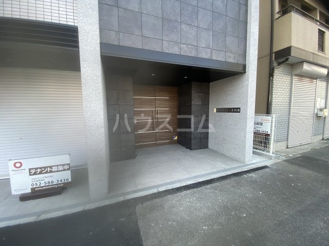 28/30 エントランス