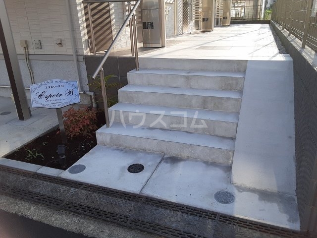 27/30 エントランス