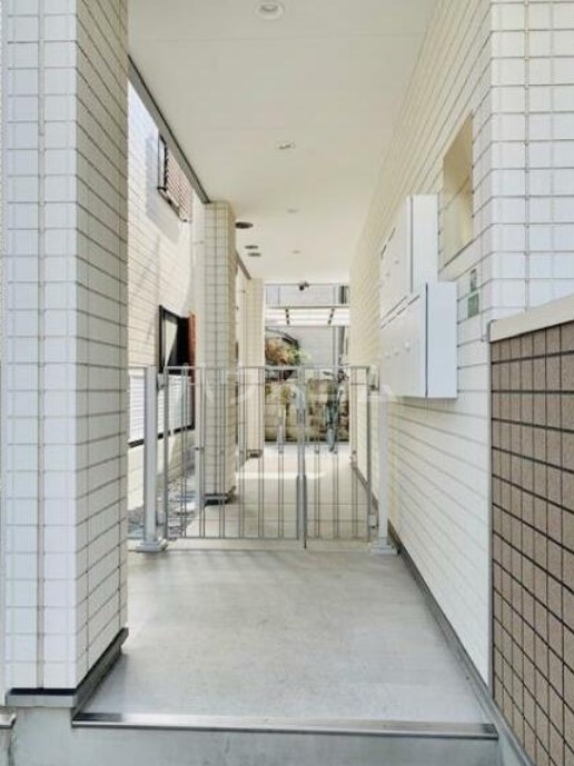 23/30 エントランス