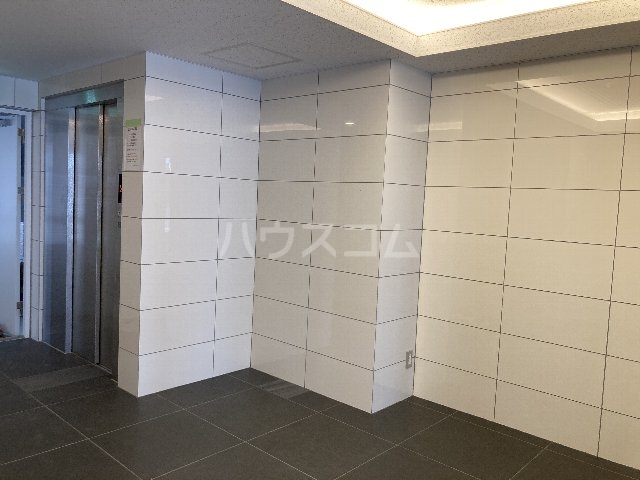 27/28 エントランス