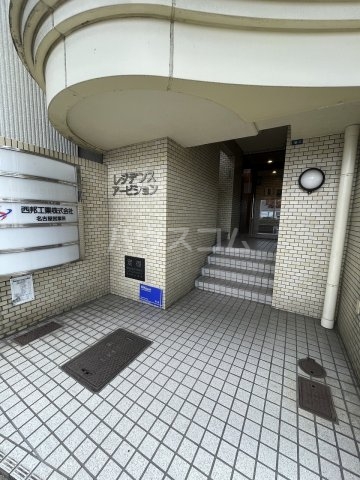 27/30 エントランス