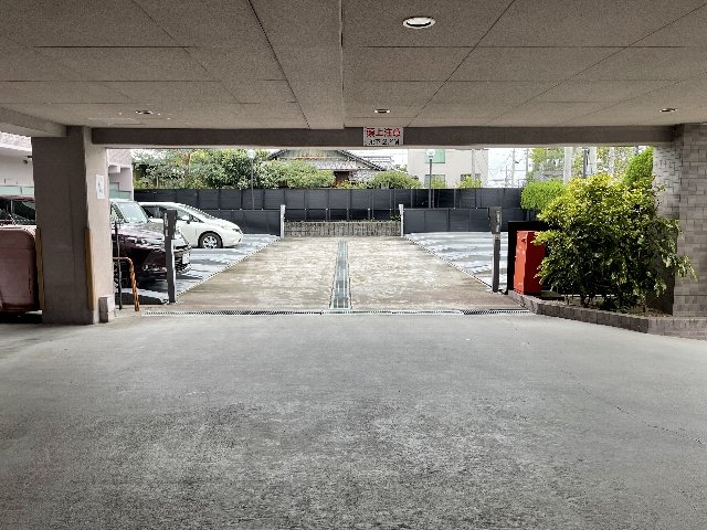 23/30 駐車場