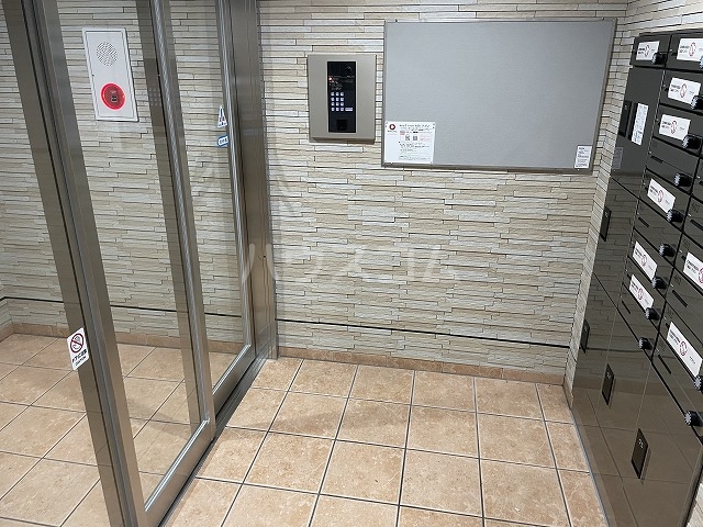 25/27 エントランス