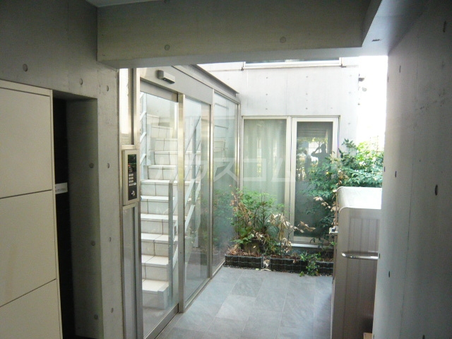 28/30 エントランス