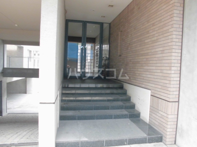 27/30 エントランス