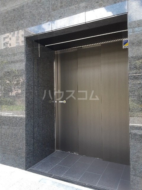 27/30 エントランス