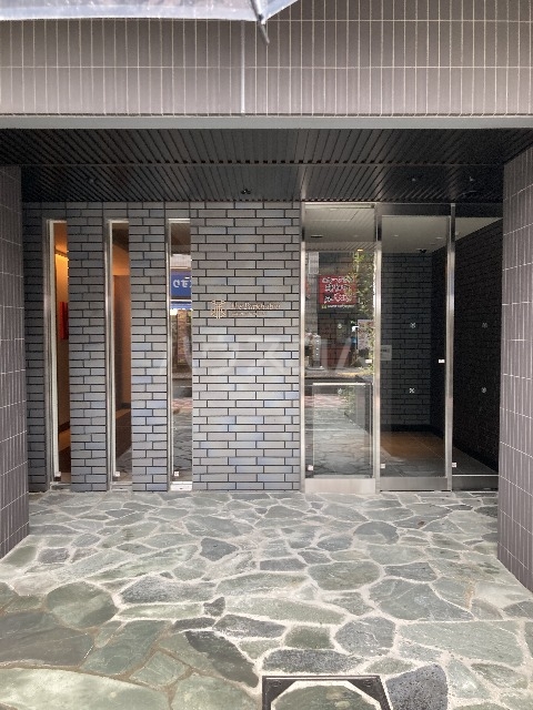 24/30 エントランス