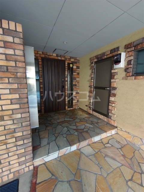 23/29 エントランス