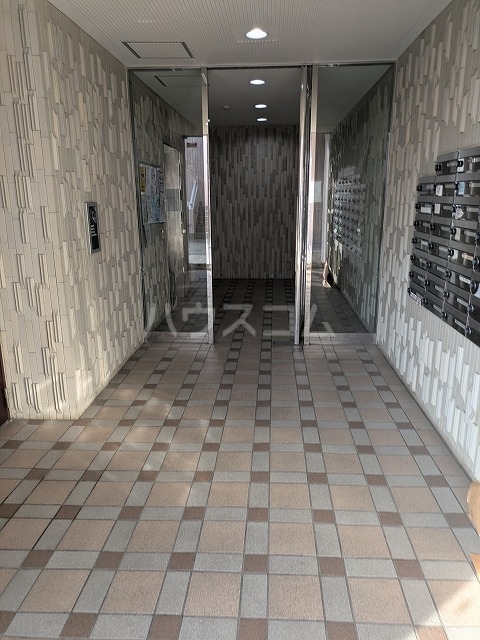 24/30 エントランス