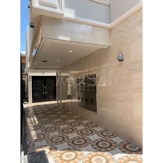 18/19 エントランス