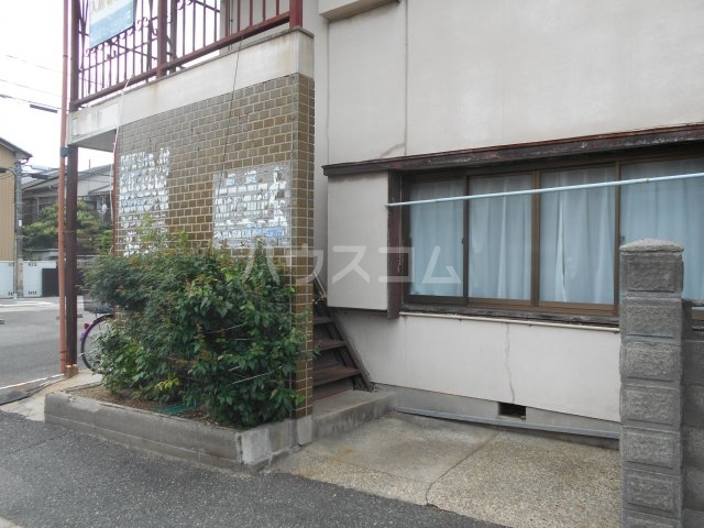 22/27 エントランス