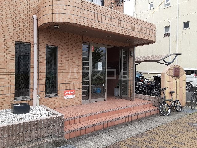 23/27 エントランス