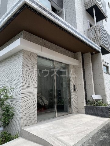 23/27 エントランス