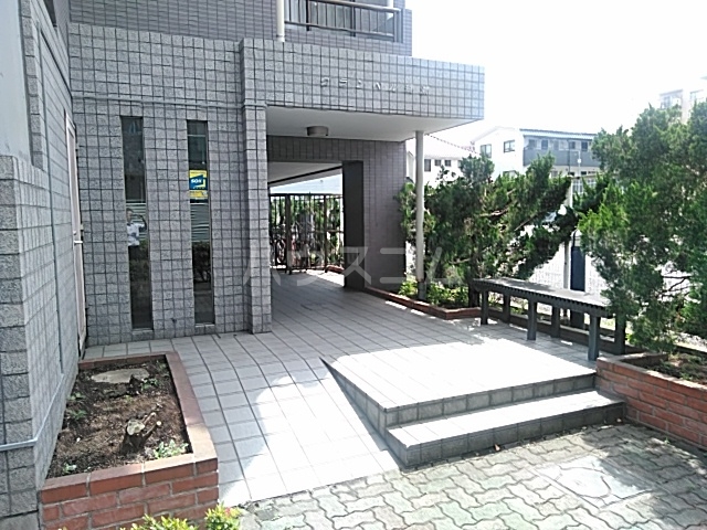 25/30 エントランス