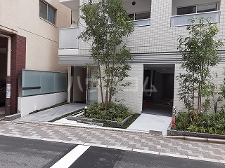 24/30 エントランス