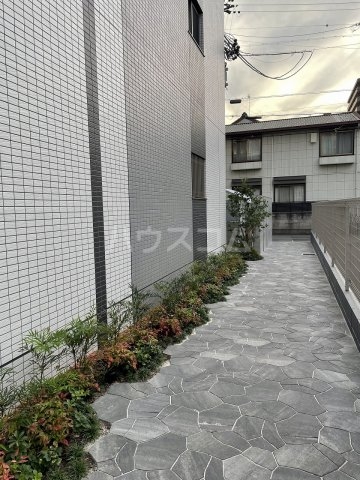 27/30 エントランス