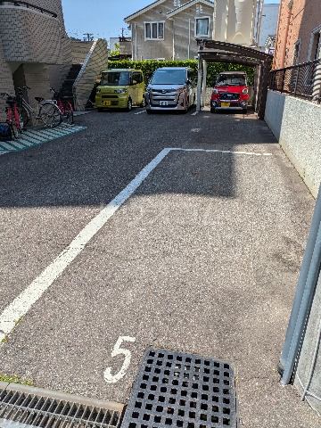 21/28 駐車場