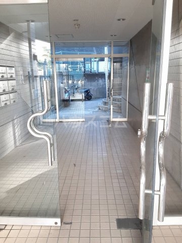 26/30 エントランス