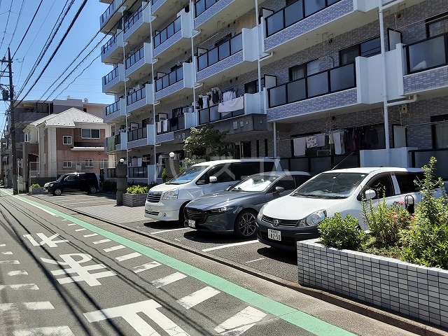 27/30 駐車場