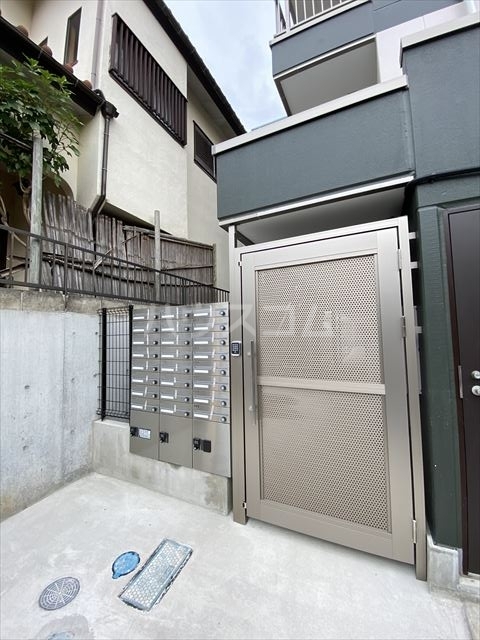 27/30 エントランス