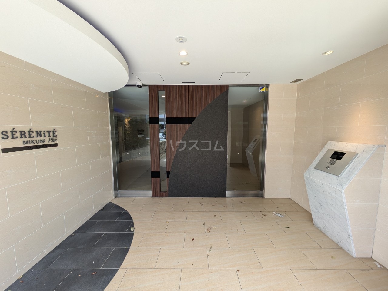 24/30 エントランス