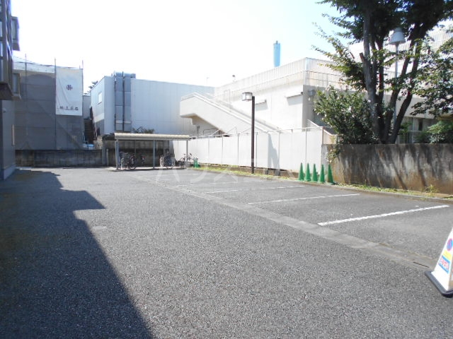 27/30 駐車場