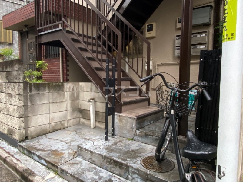 23/27 エントランス