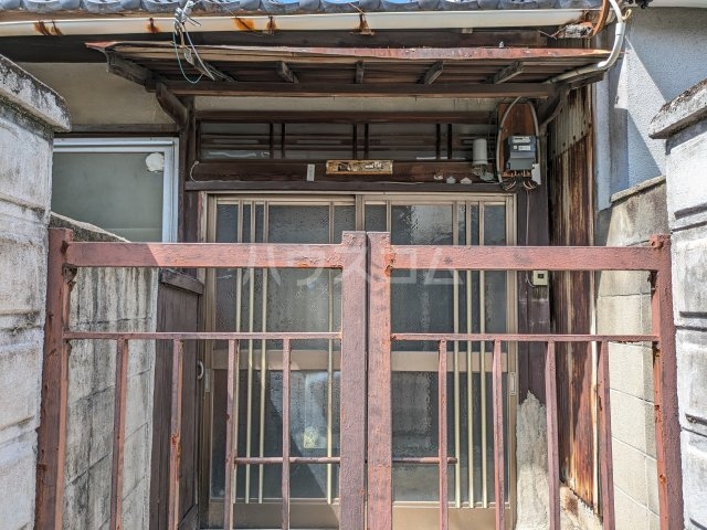 26/27 エントランス