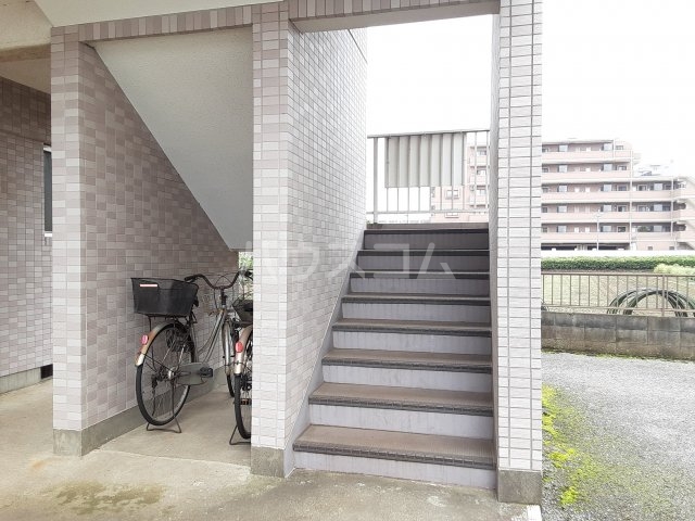 24/30 エントランス