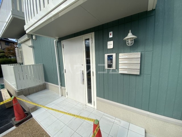 27/30 エントランス