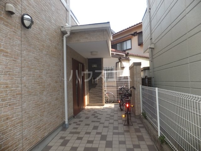 16/23 エントランス