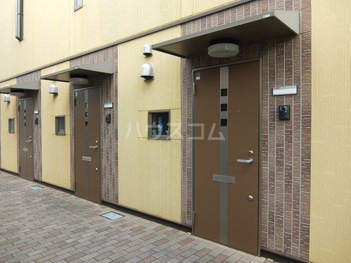 18/21 エントランス