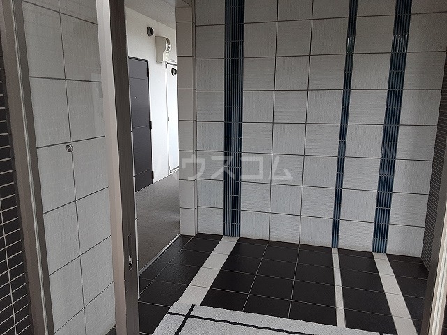 28/30 エントランス