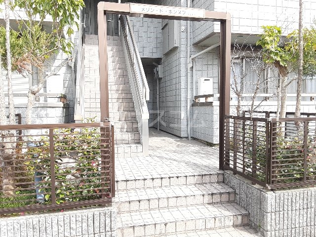 27/30 エントランス