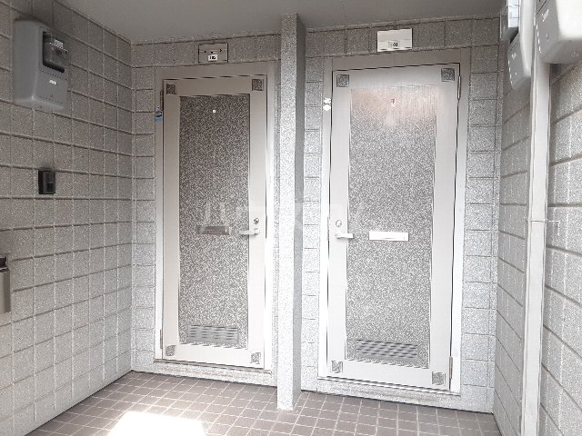 28/30 エントランス