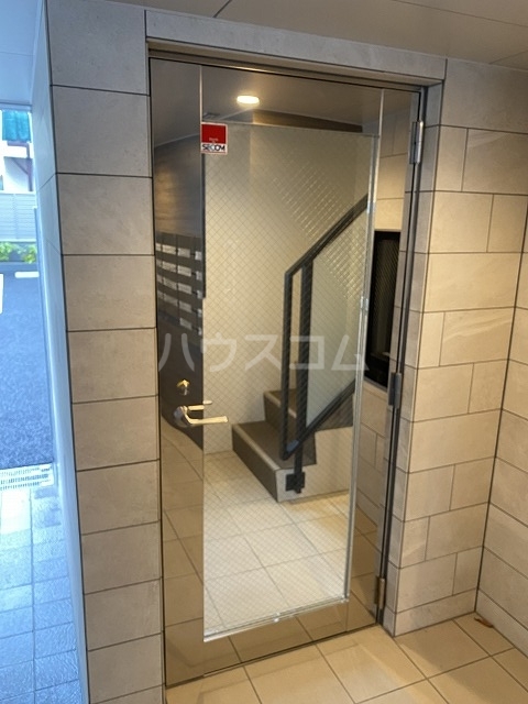 28/30 エントランス