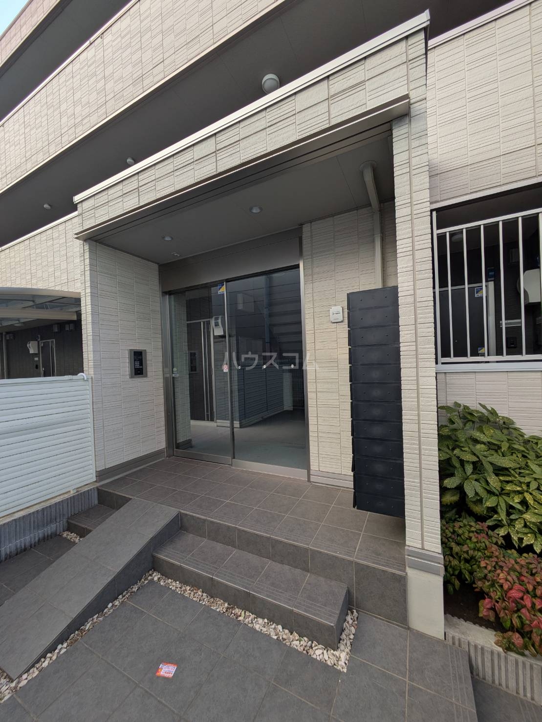 23/30 エントランス