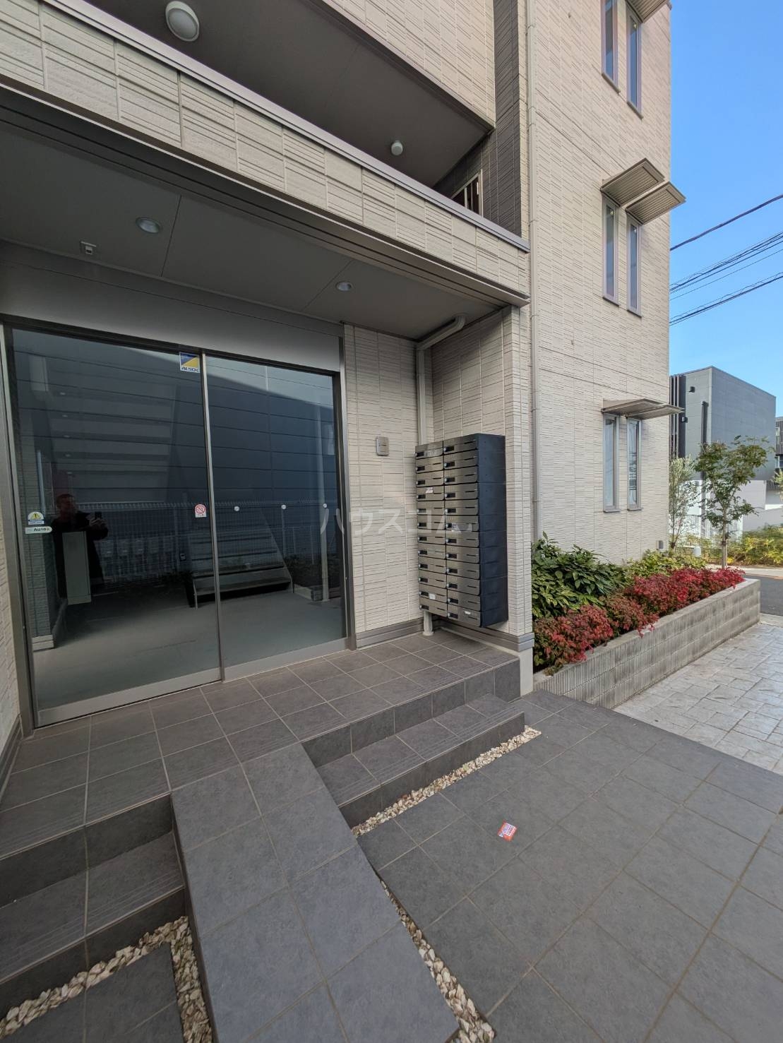 24/30 エントランス