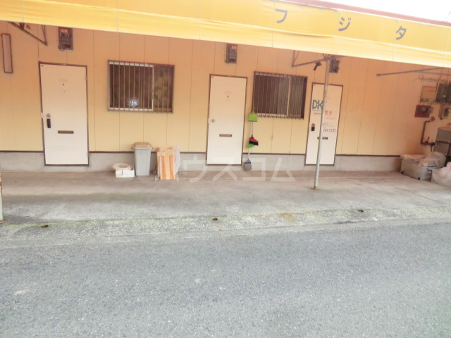 23/27 エントランス