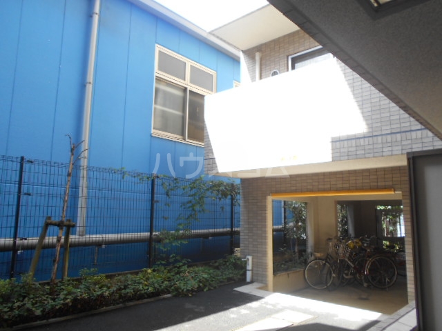 21/30 エントランス